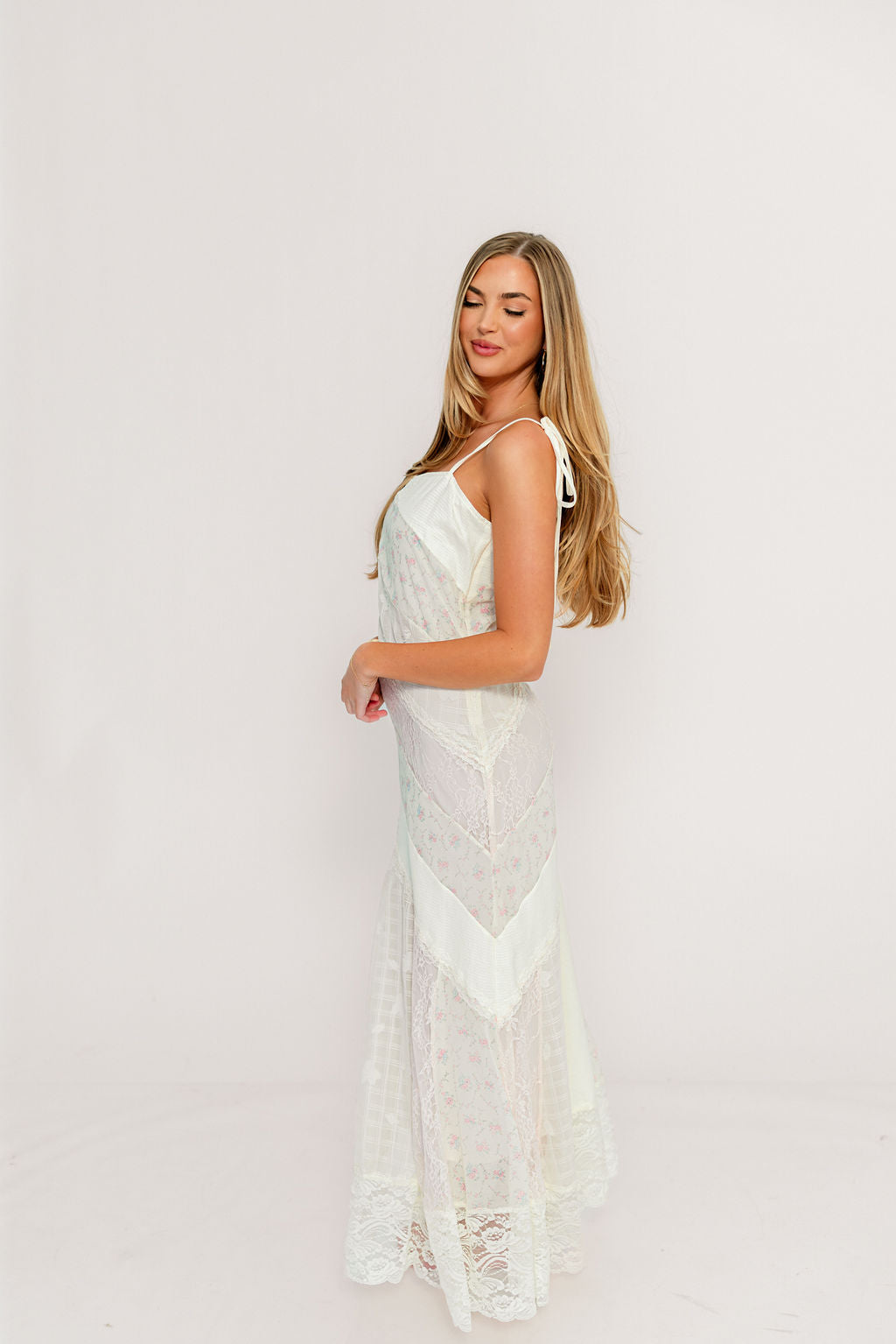 Garner Floral and Lace Maxi Dress in Cream/Pink