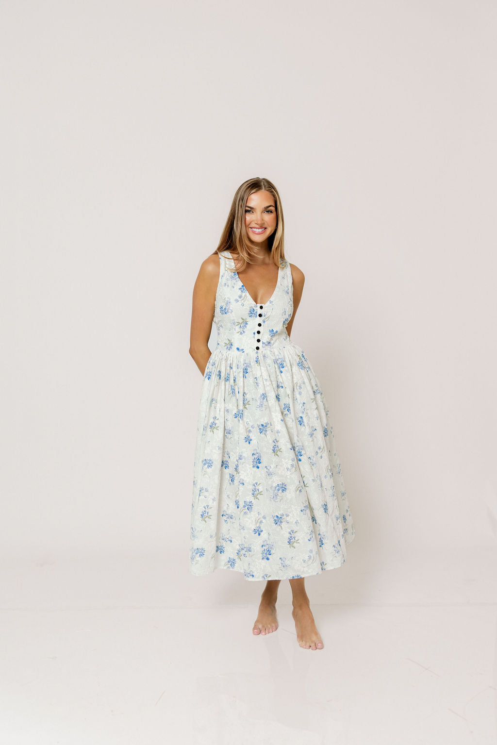 Gracelynn Floral Midi Dress in White/Blue